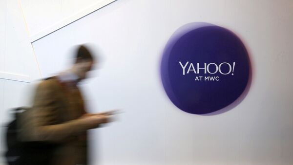 A man walks past a Yahoo logo during the Mobile World Congress in Barcelona, Spain - Sputnik Afrique