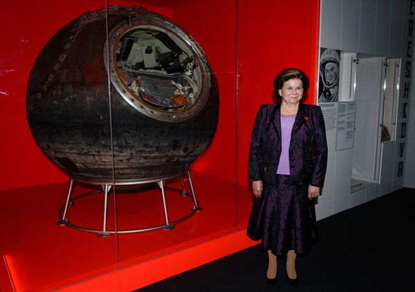 Valentina Terechkova à côté de la capsule  - Sputnik Afrique
