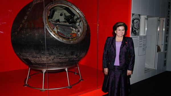 Valentina Terechkova à côté de la capsule - Sputnik Afrique