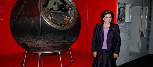 Valentina Terechkova à côté de la capsule - Sputnik Afrique