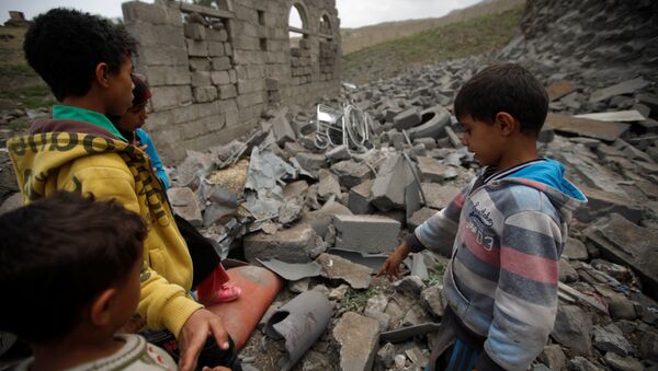 Children inspect damage at a house after it was destroyed by a Saudi-led air strike in Yemen's capital Sanaa - Sputnik Afrique