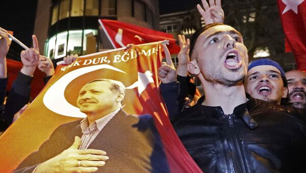 Ein Demonstrant vor dem türkischen Konsulat in Rotterdam (Niederlande). - Sputnik Afrique
