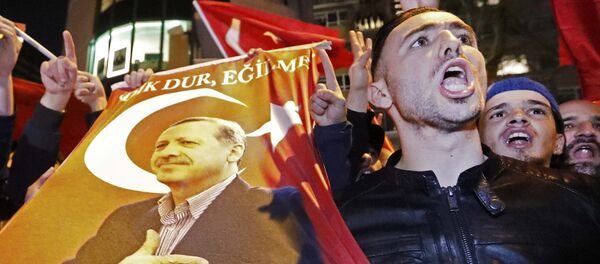 Ein Demonstrant vor dem türkischen Konsulat in Rotterdam (Niederlande). - Sputnik Afrique