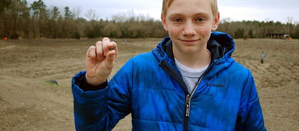 Калел Лэнгфорд с найденным алмазом весом 7,44 карата, найденный в парке Алмазный кратер в Арканзасе, США - Sputnik Afrique