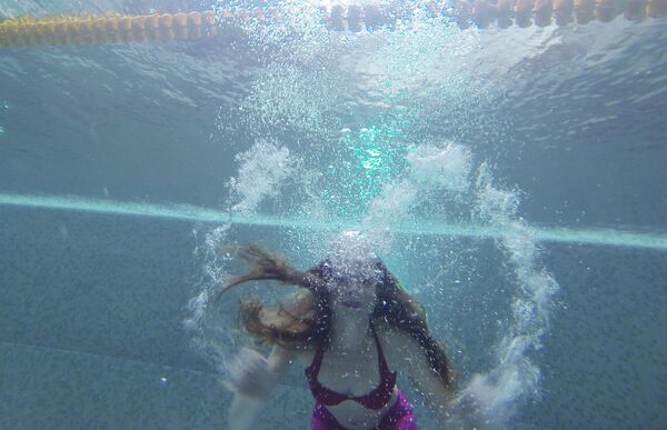 Il n’y a pas de limite d’âge pour la pratique de la nage avec monopalme, pas plus qu’il n’y en a pour devenir une sirène. - Sputnik Afrique
