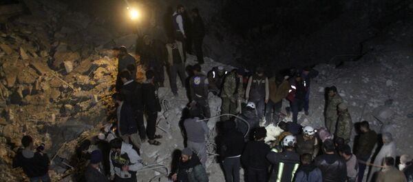 Syrian civil defence volunteers, known as the White Helmets, dig through the rubble of a mosque following a reported airstrike on a mosque in the village of Al-Jineh in Aleppo province late on March 16, 2017. - Sputnik Afrique