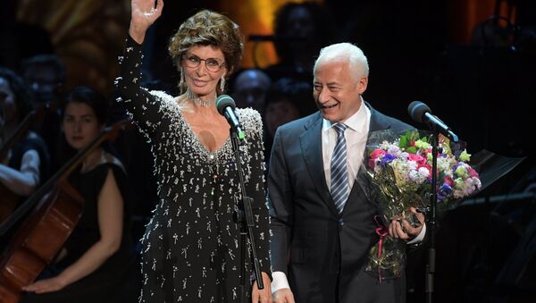 Sophia Loren remet le prix musical international BraVo à Vladimir Spivakov - Sputnik Afrique