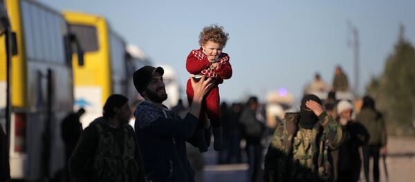 Syrie: 400 combattants et leurs familles évacués de Homs Syrie: 400 combattants et leurs familles évacués de Homs - Sputnik Afrique