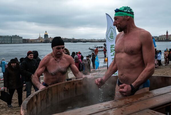 Le festival de natation hivernale de Saint-Pétersbourg - Sputnik Afrique