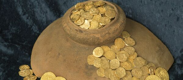 Over 350 gold coins from a sunken Spanish Treasure are seen in an undated handout picture courtesy of 1715 Fleet - Queens Jewels. Florida treasure hunters found the trove of $4.5 million worth of Spanish gold coins 300 years to the day after a fleet of ships sunk in a hurricane while en route from Havana to Spain, the salvage owner said August 19, 2015 Over 350 gold coins from a sunken Spanish Treasure are seen in an undated handout picture courtesy of 1715 Fleet - Queens Jewels. Florida treasure hunters found the trove of $4.5 million worth of Spanish gold coins 300 years to the day after a fleet of ships sunk in a hurricane while en route from Havana to Spain, the salvage owner said August 19, 2015 - Sputnik Afrique