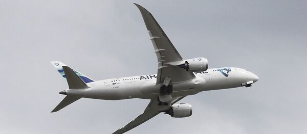 This picture taken on June 3, 2016 shows the Air Austral Boeing 787-8 leaving Dzaoudzi-Pamandzi airport in Mayotte after opening the first liaison between Paris, France, and the French Indian Ocean territory of Mayotte. - Sputnik Afrique