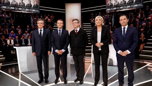 (LtoR) French presidential election candidates, right-wing Les Republicains (LR) party Francois Fillon, En Marche ! movement Emmanuel Macron, far-left coalition La France insoumise Jean-Luc Melenchon, far-right Front National (FN) party Marine Le Pen, and left-wing French Socialist (PS) party Benoit Hamon, pose before a debate organised by the French private TV channel TF1 on March 20, 2017 in Aubervilliers, outside Paris. - Sputnik Afrique