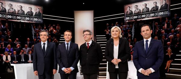 (LtoR) French presidential election candidates, right-wing Les Republicains (LR) party Francois Fillon, En Marche ! movement Emmanuel Macron, far-left coalition La France insoumise Jean-Luc Melenchon, far-right Front National (FN) party Marine Le Pen, and left-wing French Socialist (PS) party Benoit Hamon, pose before a debate organised by the French private TV channel TF1 on March 20, 2017 in Aubervilliers, outside Paris. - Sputnik Afrique
