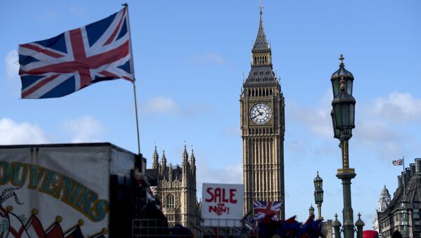 Le drapeau britannique devant le Big Ben à Londres - Sputnik Afrique