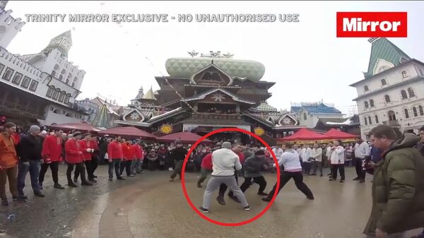 Dans sa vidéo, le Mirror montre ce hooligan vêtu en bonnet gris qui bat impitoyablement ces adversaires... Dans sa vidéo, le Mirror montre ce hooligan vêtu en bonnet gris qui bat impitoyablement ces adversaires... - Sputnik Afrique
