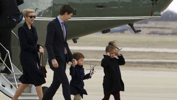 Иванка Трамп с мужем Джаредом Кушнером и детьми на базе морской авиации Энрюс - Sputnik Afrique