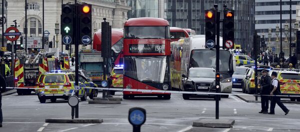 Оепление дороги у здания парламента в Лондоне, где произошла стрельба - Sputnik Afrique