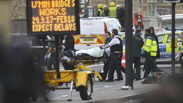Members of the emergency services take an injured person away on a stretcher after an incident on Westminster Bridge in London, Britain March 22, 2017. - Sputnik Afrique