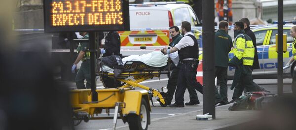 Members of the emergency services take an injured person away on a stretcher after an incident on Westminster Bridge in London, Britain March 22, 2017. - Sputnik Afrique