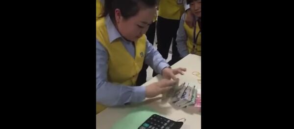 550 billets en 77 secondes, le talent exceptionnel d’un caissier - Sputnik Afrique