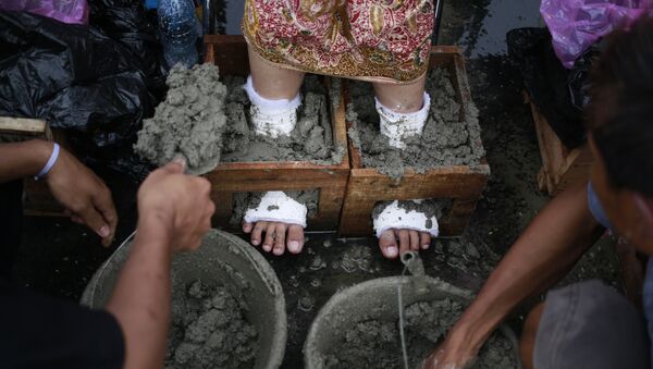 Des agriculteurs indonésiens «s’auto-bétonnent» pour protester contre une usine de ciment (photos) - Sputnik Afrique