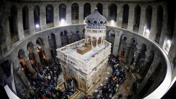 A picture taken on March 21, 2017 at the Church of the Holy Sepulchre in the Old City of Jerusalem shows the renovated Edicule of the Tomb of Jesus (where his body is believed to have been laid). - Sputnik Afrique