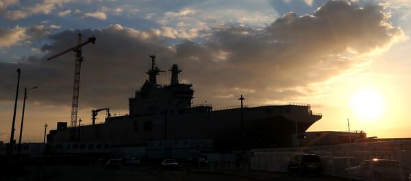 A Mistral-class warships dock at Saint-Nazaire harbor. - Sputnik Afrique