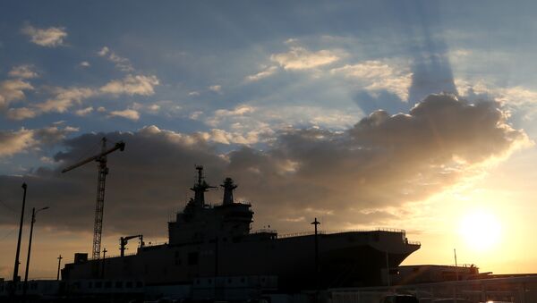 A Mistral-class warships dock at Saint-Nazaire harbor. - Sputnik Afrique