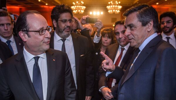 French President Francois Hollande (L) talks with French presidential election candidate for the right-wing Les Republicains (LR) party Francois Fillon (R) during the 32nd annual dinner of the Jewish Institutions Representative Council (Conseil Representatif des Institutions juives de France - CRIF) in Paris, on February 22, 2017. - Sputnik Afrique