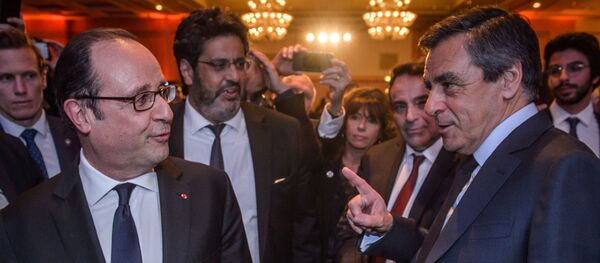 French President Francois Hollande (L) talks with French presidential election candidate for the right-wing Les Republicains (LR) party Francois Fillon (R) during the 32nd annual dinner of the Jewish Institutions Representative Council (Conseil Representatif des Institutions juives de France - CRIF) in Paris, on February 22, 2017. - Sputnik Afrique