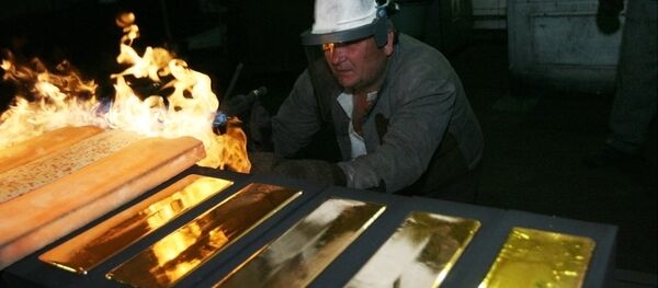 Des lingots d'or de 24 carats sont coulés dans la fonderie de la raffinerie d'or de la ville de Novossibirsk - Sputnik Afrique