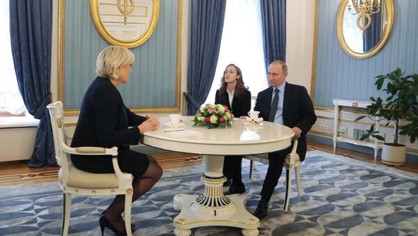 Vladimir Poutine lors de la rencontre avec Marine Le Pen au Kremlin - Sputnik Afrique