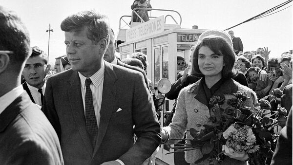 President John F. Kennedy and his wife Jacqueline Kennedy are greeted by an enthusiastic crowd upon their arrival at Dallas Airport, on November 22, 1963. Only a few hours later the president was assassinated while riding in an open-top limousine through the city. - Sputnik Afrique