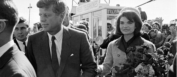President John F. Kennedy and his wife Jacqueline Kennedy are greeted by an enthusiastic crowd upon their arrival at Dallas Airport, on November 22, 1963. Only a few hours later the president was assassinated while riding in an open-top limousine through the city. - Sputnik Afrique