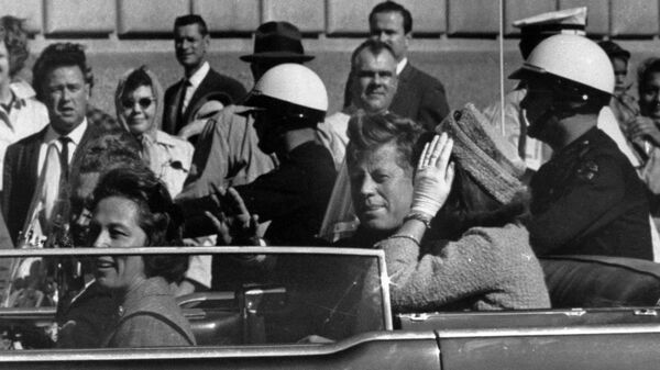 President John F. Kennedy is seen riding in motorcade approximately one minute before he was shot in Dallas, Tx., on Nov. 22, 1963. In the car riding with Kennedy are Mrs. Jacqueline Kennedy, right, Nellie Connally, left, and her husband, Gov. John Connally of Texas. - Sputnik Afrique
