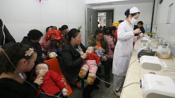 Les patients aident leurs enfants à respirer la médecine liquide atomisée à l'hôpital Xiangyang N ° 1 à Xiangyang, dans la province de Hubei, dans l'est de la Chine - Sputnik Afrique