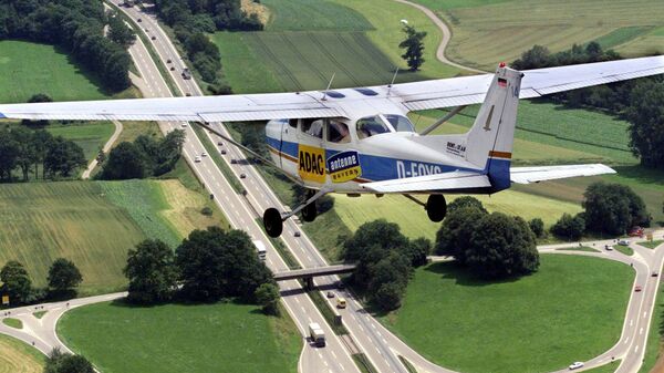 Eine vom ADAC gecharterte Cessna 172 fliegt am Donnerstag, 1. Juli 1999 zur Staubeobachtung ueber der Autobahn A 8 zwischen Muenchen - Stuttgart. - Sputnik Afrique