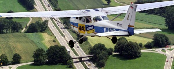 Eine vom ADAC gecharterte Cessna 172 fliegt am Donnerstag, 1. Juli 1999 zur Staubeobachtung ueber der Autobahn A 8 zwischen Muenchen - Stuttgart. - Sputnik Afrique
