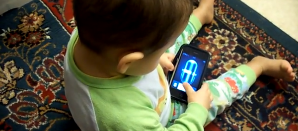 un enfant avec un iPhone - Sputnik Afrique