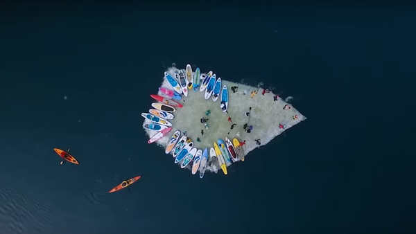 Les surfeurs russes ont volé un bloc de glace - Sputnik Afrique