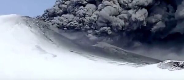 Un volcan du Kamtchatka entre en éruption pour la première fois en 200 ans - Sputnik Afrique