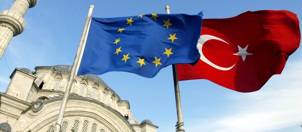 Les drapeaux de la Turquie et de l'UE - Sputnik Afrique