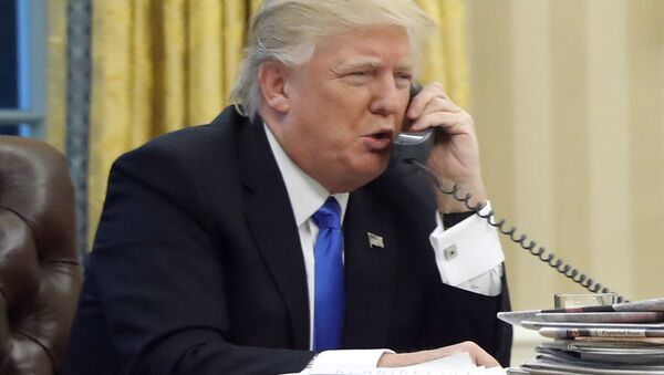 US President Donald Trump speaks on the phone - Sputnik Afrique