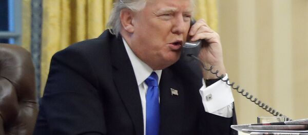 US President Donald Trump speaks on the phone - Sputnik Afrique
