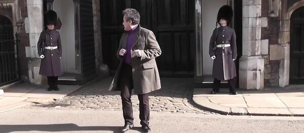 Un touriste français fait le pitre en face du Palais Saint James - Sputnik Afrique