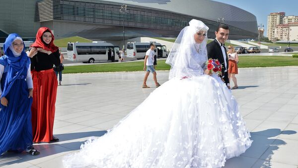 Des nouveaux mariés à Bakou, la capitale de l'Azerbaïdjan - Sputnik Afrique