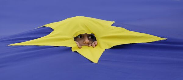 Ребенок смотрит через разрез, сделанный на одной из звезд, которые составляют флаг Европейского Союза, во время митинга поддержки, организованного в честь 60-летия Европейского Союза в Риме, в центре Бухареста, Румыния - Sputnik Afrique