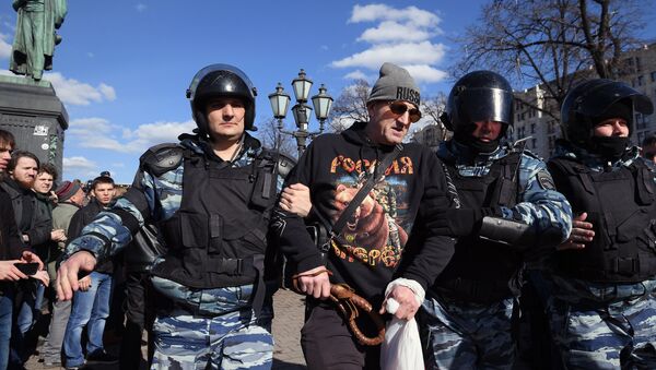 Arrestation d'un manifestant à Moscou - Sputnik Afrique