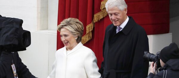 2016 Democratic presidential nominee and former Secretary of State Hillary Clinton (L) arrives with her husband former President Bill Clinton for the inauguration ceremonies swearing in Donald Trump as the 45th president of the United States on the West front of the U.S. Capitol in Washington, U.S., January 20, 2017 - Sputnik Afrique