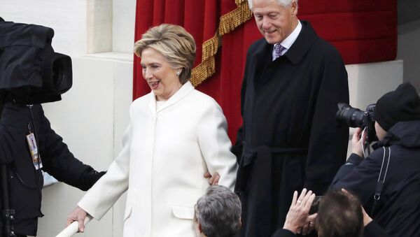 2016 Democratic presidential nominee and former Secretary of State Hillary Clinton (L) arrives with her husband former President Bill Clinton for the inauguration ceremonies swearing in Donald Trump as the 45th president of the United States on the West front of the U.S. Capitol in Washington, U.S., January 20, 2017 - Sputnik Afrique